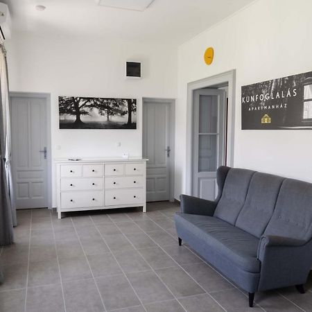 Kunfoglalas Apartmanhaz Kisujszallas Экстерьер фото