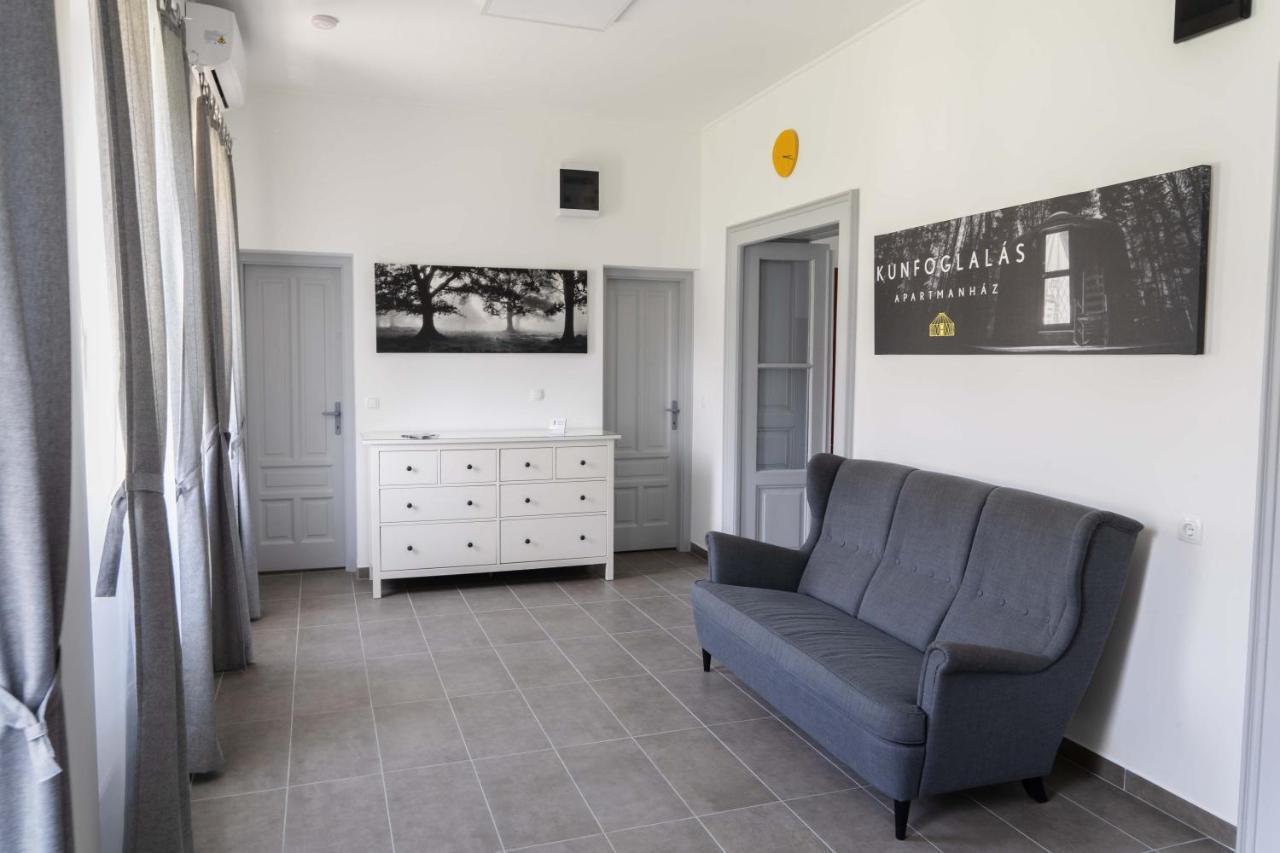 Kunfoglalas Apartmanhaz Kisujszallas Экстерьер фото