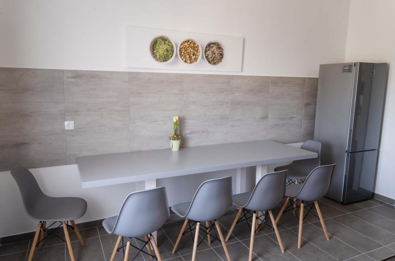 Kunfoglalas Apartmanhaz Kisujszallas Экстерьер фото