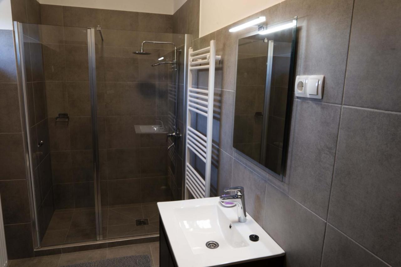 Kunfoglalas Apartmanhaz Kisujszallas Экстерьер фото