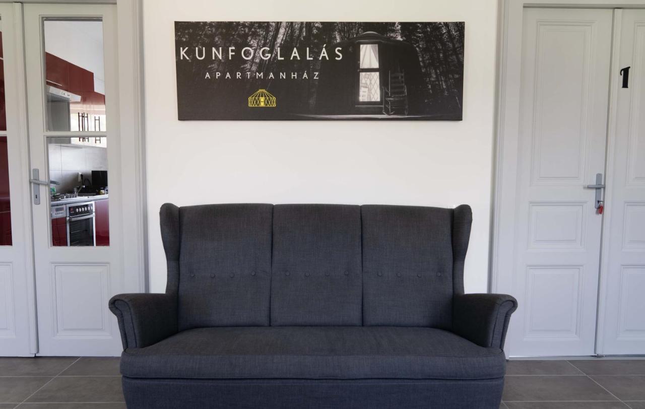 Kunfoglalas Apartmanhaz Kisujszallas Экстерьер фото